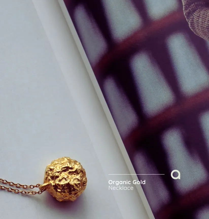Guldhalskæde med organisk formet vedhæng. Tekst: Organic Gold Necklace.